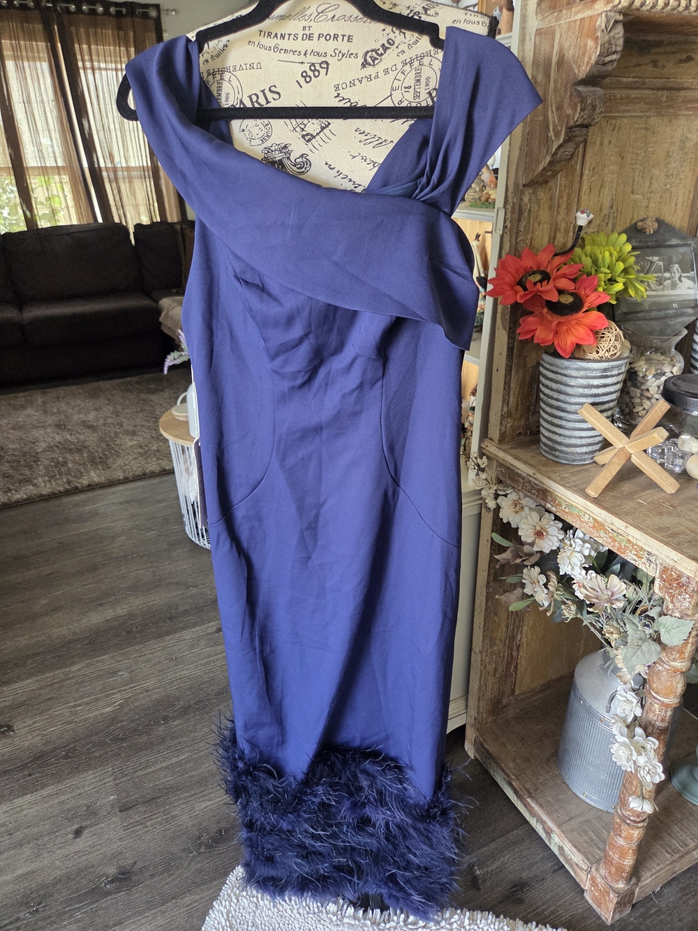 Elegant Off-Shoulder Feather-Hem Prom Gown in Navy
